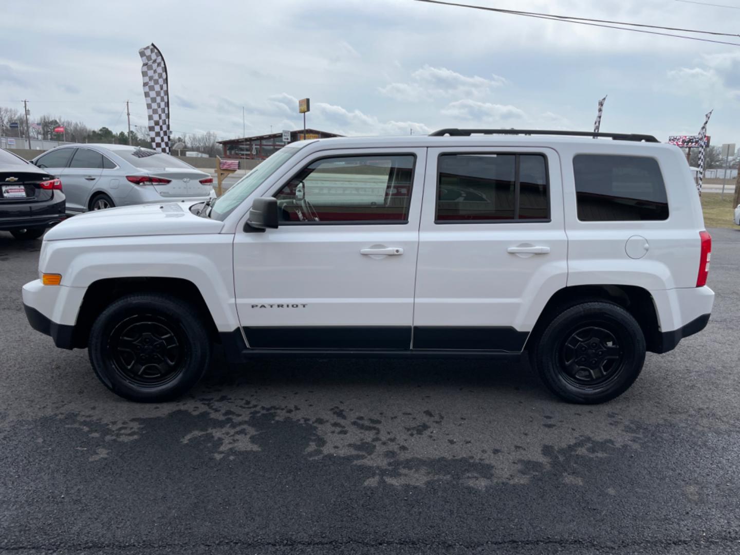 2014 White Jeep Patriot (1C4NJPBAXED) with an 4-Cyl, 2.0 Liter engine, Automatic, 6-Spd w/AutoStick transmission, located at 8008 Warden Rd, Sherwood, AR, 72120, (501) 801-6100, 34.830078, -92.186684 - Photo#4